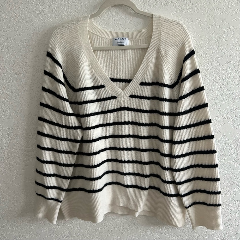 Old Navy SoSoft V-neck Cocoon Preppy Black and White Knit Sweater - Picture 1 of 10